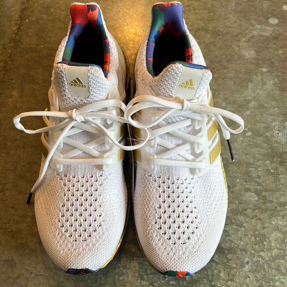 Adidas ULTRABOOST 5.0 DNA Size 9 women